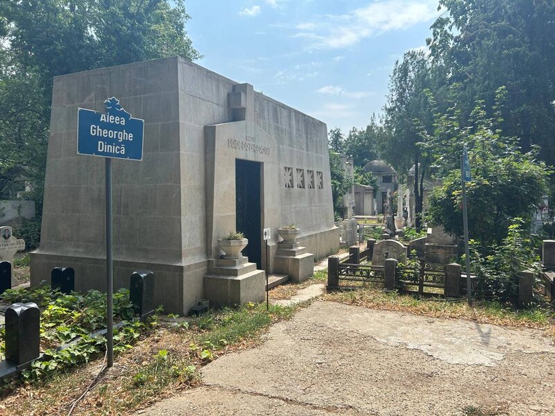 Vand loc de veci Cimitirul Bellu.